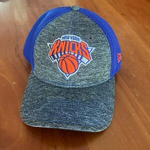 New York Knicks New Era hat.